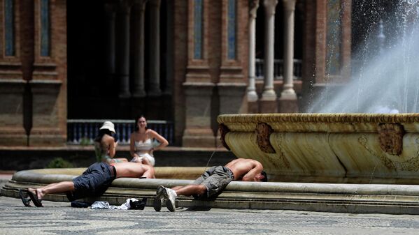 西班牙塞维利亚，两个年轻人把头浸入喷泉池里凉爽一下 - 俄罗斯卫星通讯社