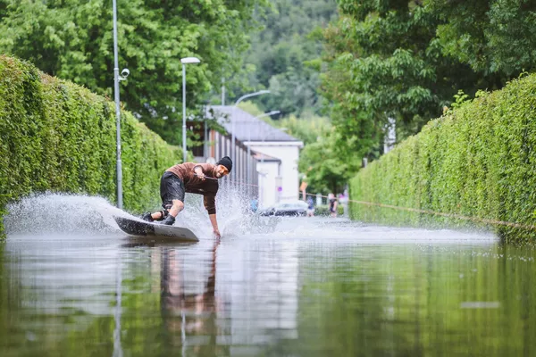 奧地利,在克拉根福被洪水淹沒的道路上滑水的人 奧地利,在克拉根福被洪水淹沒的道路上滑水的人 - 俄羅斯衛星通訊社