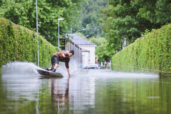 奧地利，在克拉根福被洪水淹沒的道路上滑水的人 - 俄羅斯衛星通訊社