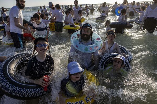 极端正统的犹太人在阿什杜德海岸附近的男性专用海滩上 - 俄罗斯卫星通讯社