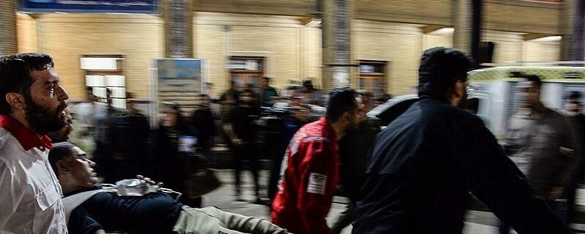 Медики переносят раненого мужчину в машину скорой помощи на месте стрельбы в мавзолее Шах-Черах в иранском Ширазе - 俄罗斯卫星通讯社, 1920, 19.10.2023