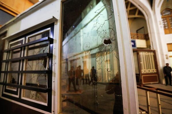 8月13日，伊朗法爾斯省首府設拉子的“燈王之墓”清真寺發生槍擊事件，窗戶上布滿彈孔。 - 俄羅斯衛星通訊社