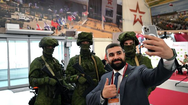 一位參觀者在俄羅斯“軍隊-2023”國際軍事技術論壇上拍照。 - 俄羅斯衛星通訊社