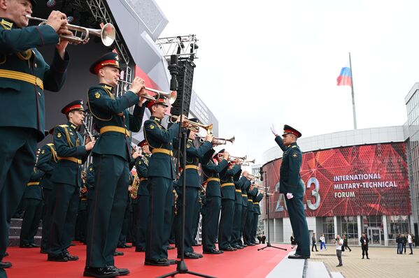 軍樂隊在“軍隊-2023”國際軍事技術論壇上奏樂。 - 俄羅斯衛星通訊社