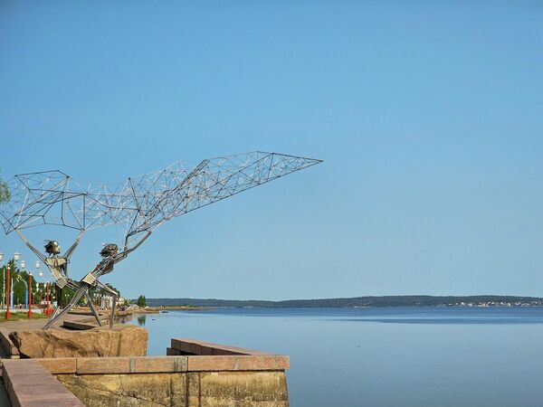 彼得罗扎沃茨克堤坝上的 &quot;渔民 &quot;雕塑。 - 俄罗斯卫星通讯社