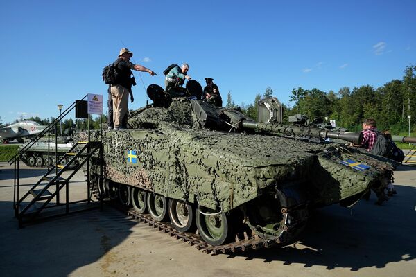 俄罗斯“军队-2023”国际军事技术论坛，记者们参观在战斗中受损并被缴获的乌军坦克和装甲运兵车。 - 俄罗斯卫星通讯社