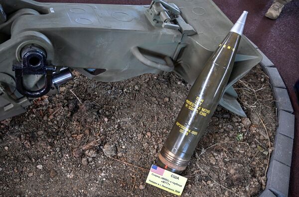 俄罗斯“军队-2023”国际军事技术论坛上拍摄的美军配备了M982炮弹的M777榴弹炮。 - 俄罗斯卫星通讯社