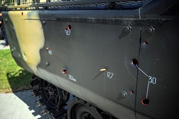 在俄羅斯“軍隊-2023”國際軍事技術論壇上展示的美軍M-113裝甲運兵車上的彈孔清晰可見。俄羅斯國防部長紹伊古當天表示，烏克蘭的軍事資源“幾乎耗盡”，基輔正在發動艱苦的反攻，以奪回失去的領土。 - 俄羅斯衛星通訊社