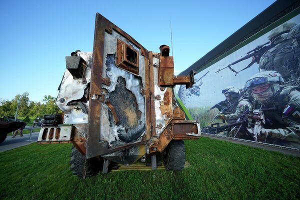 俄罗斯“军队-2023”国际军事技术论坛上展示的一辆乌军装甲车，该车辆在战斗中受损并被缴获。 - 俄罗斯卫星通讯社