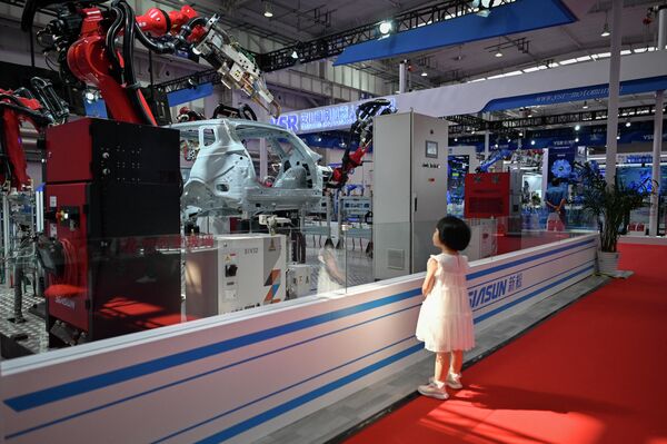 2023年8月16日，在北京举行的2023世界机器人大会上，一个小朋友在看新松机器人手臂。 - 俄罗斯卫星通讯社