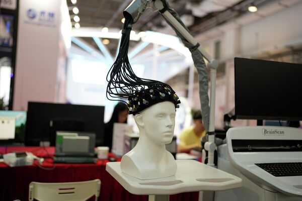 2023年8月16日(星期三)，在北京亦创国际会展中心举行的一年一度的世界机器人大会上，展示了一种扫描人类大脑以帮助诊断精神疾病的设备。 - 俄罗斯卫星通讯社