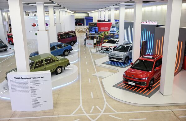 莫斯科交通博物馆在《马涅什站》互动展上展出的系列展品“莫斯科人（Moskvich）星光大道”。其中涉及了“莫斯科人”品牌的现代车型，以及 1970-1990 年代从未投入批量生产的实验室样车。 - 俄罗斯卫星通讯社
