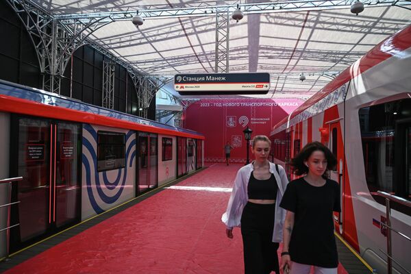 莫斯科《馬涅什站》互動展上展出的“莫斯科 2020”型地鐵車廂和“黃鸝”型列車車廂。 - 俄羅斯衛星通訊社