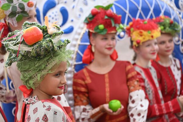 第十二届斯拉夫艺术跨区域艺术节“俄罗斯田野”在科洛缅斯科耶博物馆保护区举办时装秀。 - 俄罗斯卫星通讯社