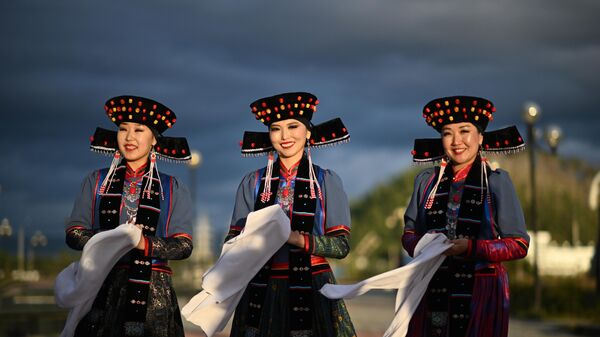 俄布里亚特共和国贝加尔湖沿岸区图尔卡村身着民族服装的女孩 - 俄罗斯卫星通讯社
