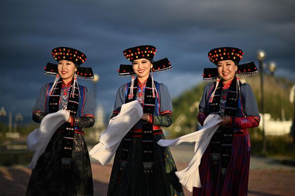 俄布里亚特共和国贝加尔湖沿岸区图尔卡村身着民族服装的女孩。 - 俄罗斯卫星通讯社