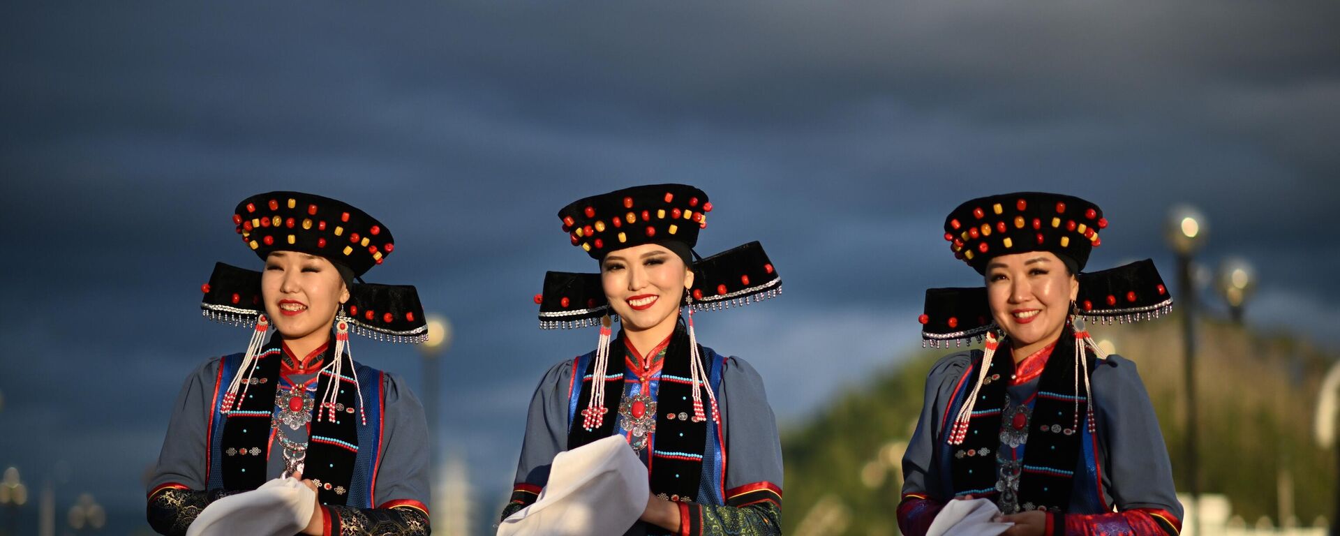 俄布里亚特共和国贝加尔湖沿岸区图尔卡村身着民族服装的女孩 - 俄罗斯卫星通讯社, 1920, 21.08.2023