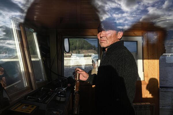 俄布里亞特共和國貝加爾湖沿岸區圖爾卡村附近一艘游船的船長 。 - 俄羅斯衛星通訊社