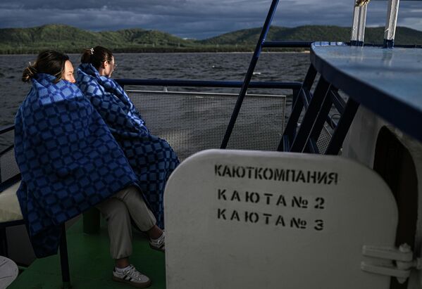 俄布里亞特共和國貝加爾湖沿岸區圖爾卡村附近游船上的女孩們。 - 俄羅斯衛星通訊社