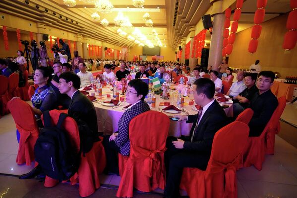 人们观看中国民族传统乐团和尼日利亚华星艺术团联袂演出 - 俄罗斯卫星通讯社