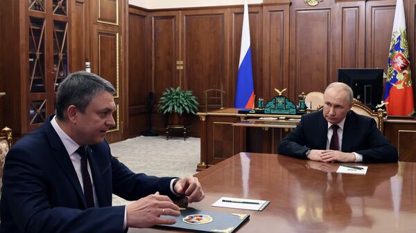 普京与卢甘斯克人民共和国临时代理行政长官举行工作会议