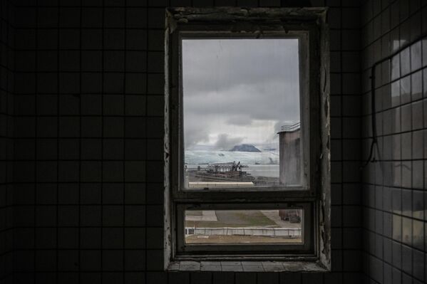 廢棄文化之家的窗口眺望。 - 俄羅斯衛星通訊社