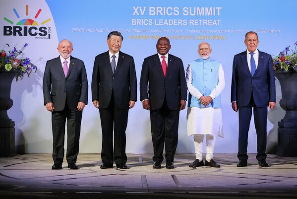 巴西总统卢拉、中国国家主席习近平、南非总统拉马福萨、印度总理莫迪和俄罗斯外交部长拉夫罗夫（从左至右）合影 - 俄罗斯卫星通讯社