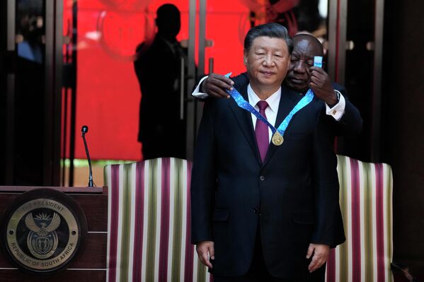 8月22日在比勒陀利亞總統府，南非總統拉馬福薩向中國國家主席習近平授予“南非勳章” - 俄羅斯衛星通訊社
