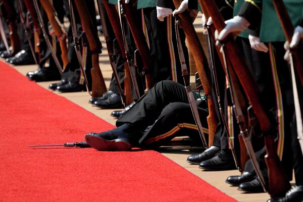 8月22日，在南非比勒陀利亞總統府為中國國家主席習近平到訪舉行歡迎儀式前，總統儀仗隊一名成員感到身體不適，坐在地上。 - 俄羅斯衛星通訊社
