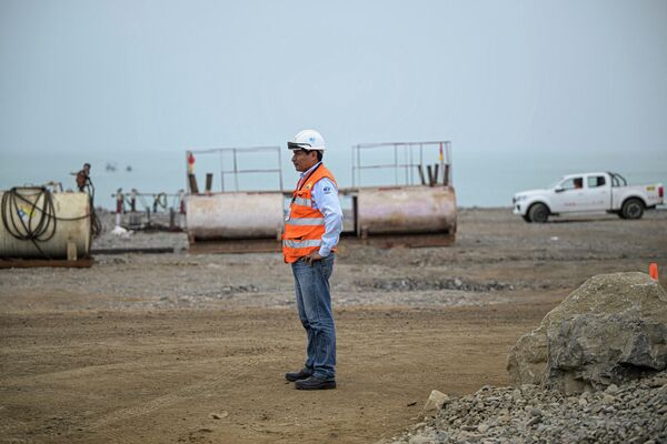 8月22日，一名工人站在錢凱港施工現場。 - 俄羅斯衛星通訊社