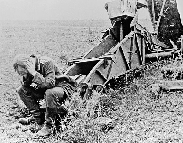 伟大卫国战争（1941年-1945年）期间，在奥廖尔-库尔斯克方向，一名德国士兵靠近一门破损的150毫米sIG.33步兵炮。 - 俄罗斯卫星通讯社