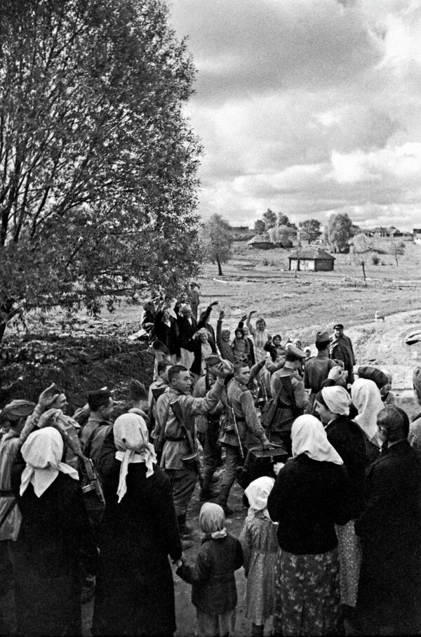 偉大衛國戰爭（1941年-1945年）期間，1943年7月至8月，蘇軍部隊前往庫爾斯克戰役的部署點。 - 俄羅斯衛星通訊社