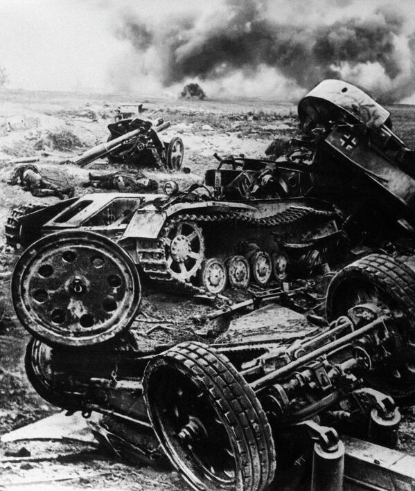 偉大衛國戰爭（1941年-1945年）期間，庫爾斯克戰役（ 1943年7月5日至8月23日）中，戰場上被摧毀的德國車輛。 - 俄羅斯衛星通訊社