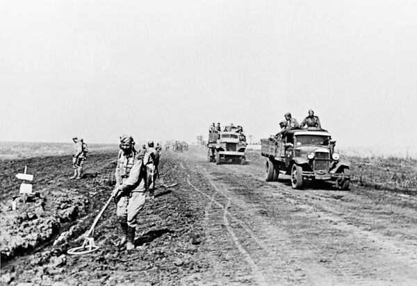 伟大卫国战争（1941年-1945年）期间，别尔哥罗德-哈尔科夫“鲁缅采夫”战略进攻行动。库尔斯克部队行动结束后苏联工兵出动。 - 俄罗斯卫星通讯社