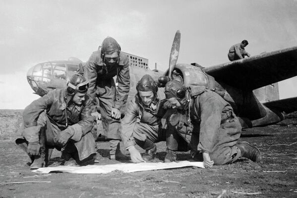伟大卫国战争（1941年-1945年）期间，别尔哥罗德-哈尔科夫“鲁缅采夫”战略进攻行动。士兵正在确定出击任务。 - 俄罗斯卫星通讯社