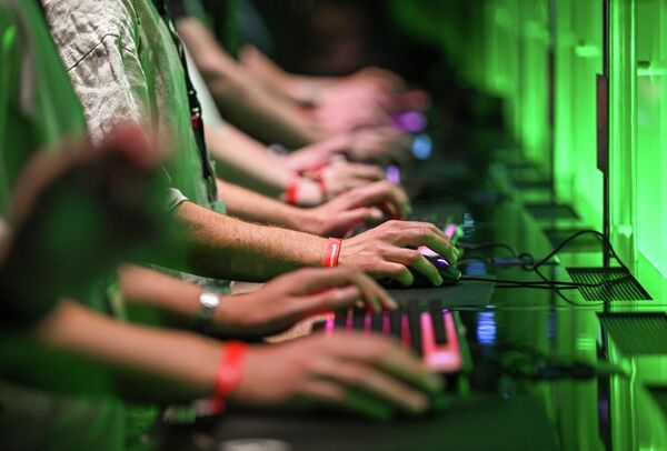 2023年8月23日，在德国科隆举办的科隆国际游戏展上，参观者在Xbox展台上玩《潜行者2》。据组织者介绍，来自53个国家的约1100家参展商将在展会期间展示他们的产品，展会将持续到2023年8月27日。 - 俄罗斯卫星通讯社