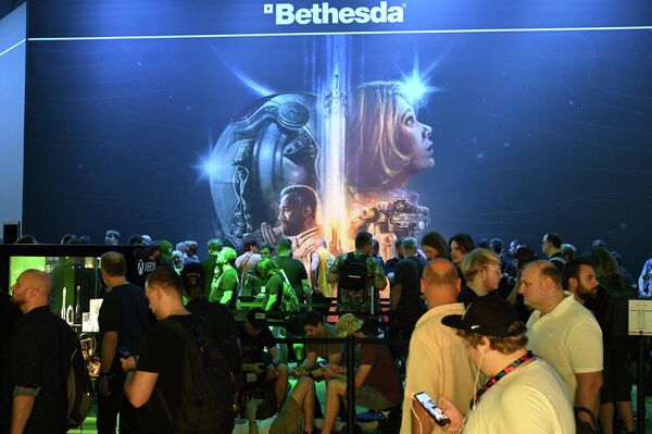 2023年8月23日，在德國西部科隆舉辦的科隆國際遊戲展上，參觀者在Xbox展台前等待觀看《星空》（Starfield）遊戲的影片。據組織者介紹，來自53個國家的約1100家參展商將在展會期間展示他們的產品，展會將持續至2023年8月27日。 - 俄羅斯衛星通訊社