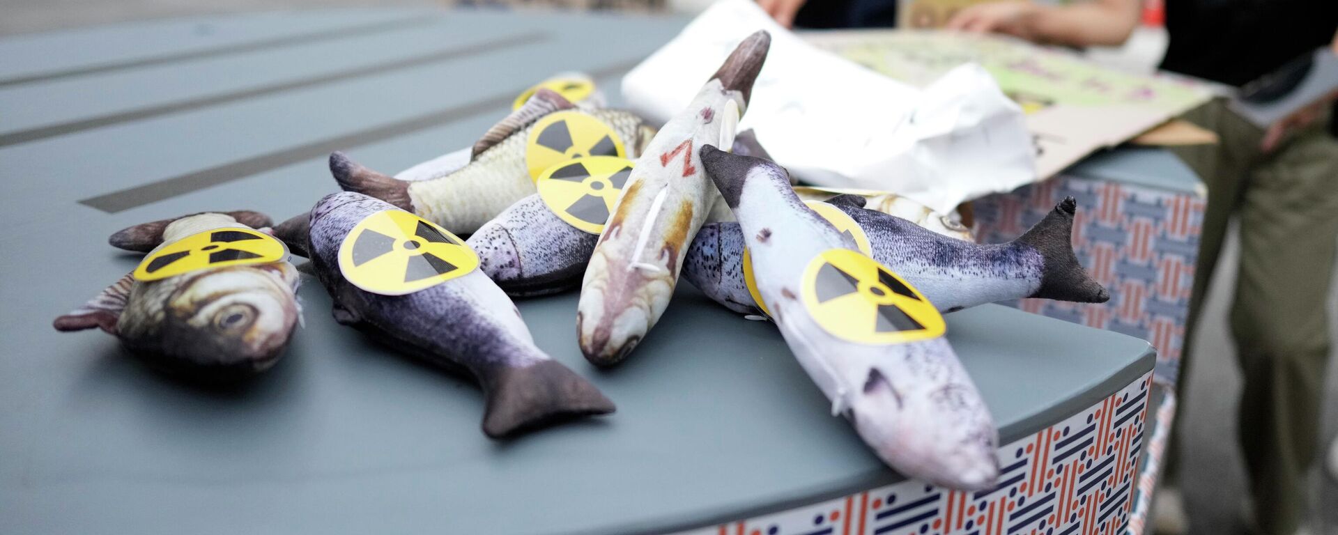 人们在抗议福岛核废水排海的集会上展示的带有放射性危险标志的鱼模型 - 俄罗斯卫星通讯社, 1920, 25.08.2023