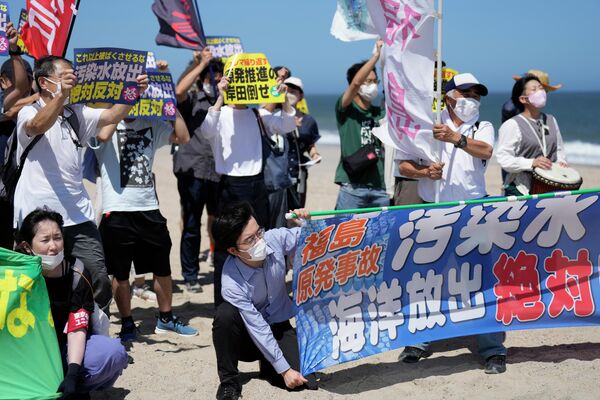 2023年8月24日，星期四，人們在日本東北部浪江町的海灘上舉行活動抗議福島第一核電站，該核電站在2011年3月11日的大地震和海嘯中受損。該核電站的運營方表示，本週四開始向太平洋釋放第一批經過處理的核污水，這是一個有爭議的舉措，但對於日本應對日益增加的核污水庫存來說是一個重大里程碑。下方的橫幅上寫道：抗議將福島核電站的核污水排海。 - 俄羅斯衛星通訊社
