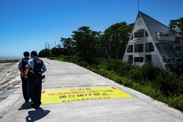 2023年8月24日，在距離受損的福島第一核電站約5公里的福島縣雙葉町，警察在禁區入口處執勤。日本政府計劃在這一天開始將核污水排海。 - 俄羅斯衛星通訊社