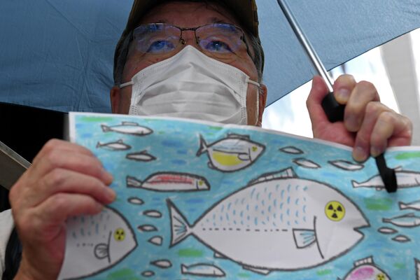 2023年8月24日，星期四，在东京电力公司总部前举行的集会，一名抗议者反对将受损的福岛核电站经过处理的核污水排海。 - 俄罗斯卫星通讯社