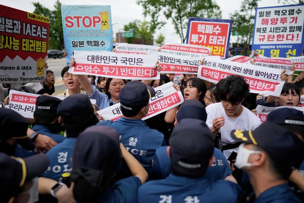 2023 年 8 月 24 日星期四，韓國首爾，抗議者在日本大使館外舉行集會，抗議將受損的福島核電站處理過的核污水排海。 - 俄羅斯衛星通訊社