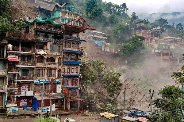 印度，剧烈的山体滑坡造成多栋建筑物倒塌。 - 俄罗斯卫星通讯社