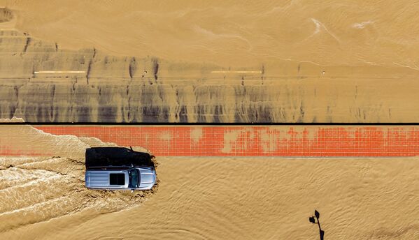 美國加利福尼亞州千棕櫚市（Thousand Palms），熱帶風暴“希拉里”引發強降雨後，一輛汽車駛過被洪水淹沒的道路。 - 俄羅斯衛星通訊社