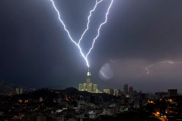 沙特阿拉伯麥加鐘樓上空的閃電。 沙特阿拉伯麥加鐘樓上空的閃電。 - 俄羅斯衛星通訊社