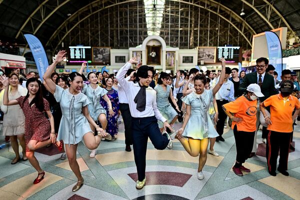 人们在泰国曼谷火车站参加摇摆舞活动。 - 俄罗斯卫星通讯社