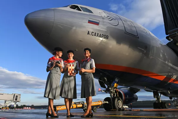 俄羅斯航空公司 A330 客機旁,穿著蘇聯風格服裝的空乘人員。 俄羅斯航空公司 A330 客機旁,穿著蘇聯風格服裝的空乘人員。 - 俄羅斯衛星通訊社