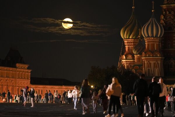 8月30日，當人們漫步在俄羅斯莫斯科紅場時，超級藍月亮出現在聖瓦西里大教堂後面。 - 俄羅斯衛星通訊社