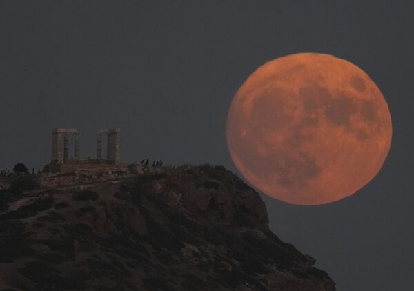 8月30日，超級月亮在希臘雅典以南約70公里處蘇尼恩角的古波塞冬神廟後面升起。 - 俄羅斯衛星通訊社