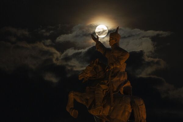 8月30日，超級月亮在蒙古烏蘭巴托市蘇赫巴托廣場上的達姆丁·蘇赫巴托馬術雕像附近升起。 - 俄羅斯衛星通訊社